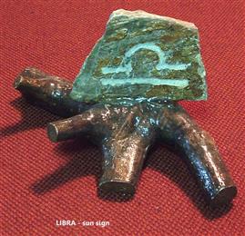 PETRO STAND_libra.jpg